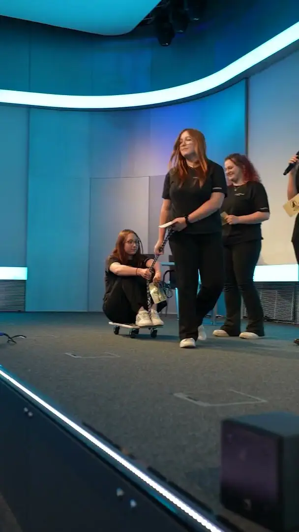 Schülerinnen präsentieren ihre Junior Company auf der Bühne beim Junior Company of the Year 2026