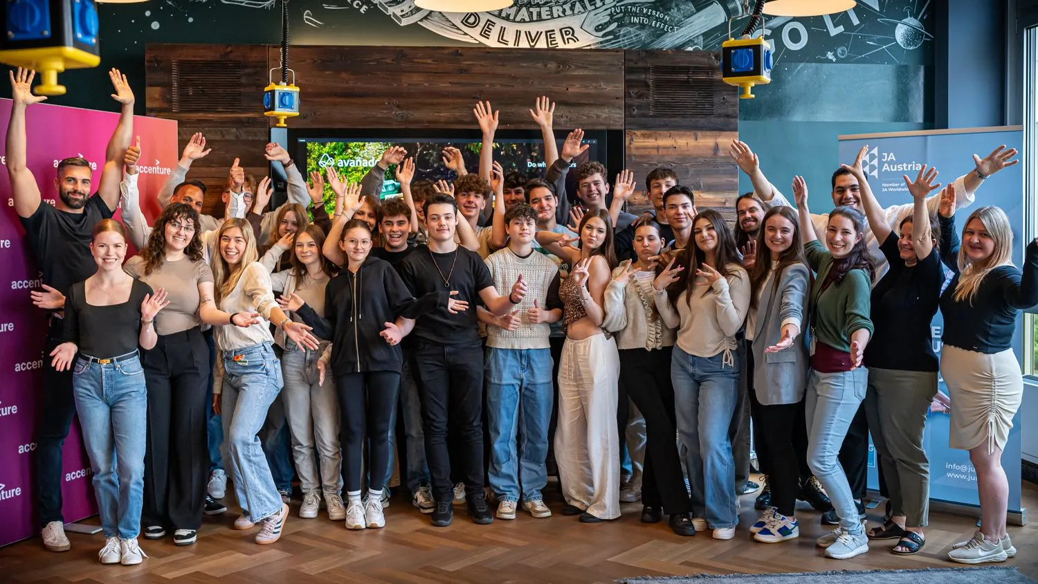 Jubelnde Schülerinnen und Schüler bei einem Workshop mit JA Austria