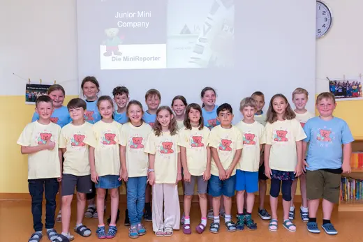Gruppenfoto der Junior Mini Company „Die MiniReporter“ bei ihrer Präsentation in der Schule