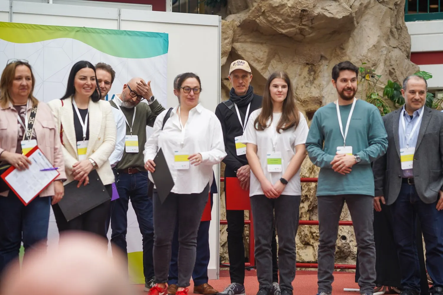 Gruppe mit Namensschildern bei einer Veranstaltung von JA Austria